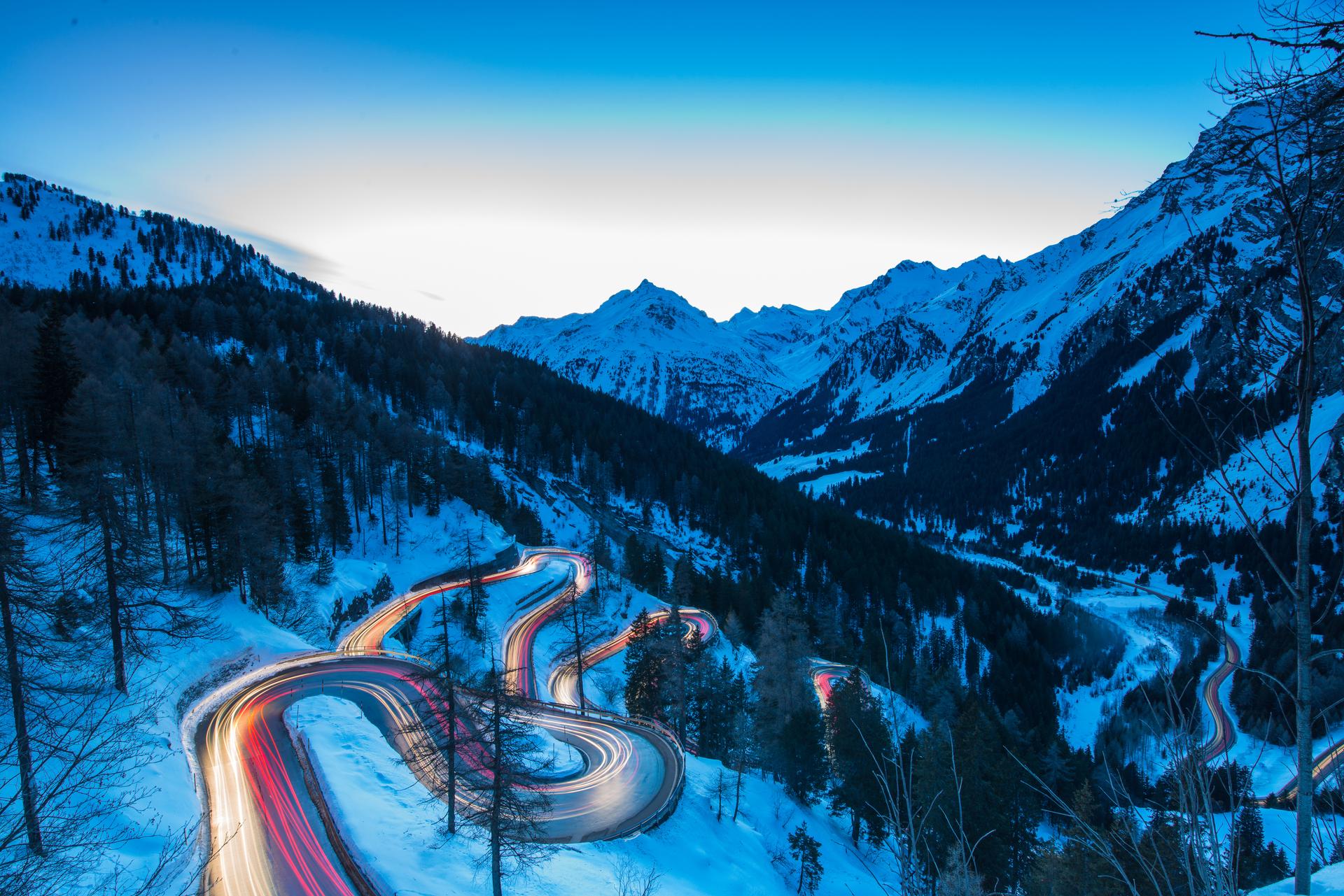 Car-driving-to-ski-resort-at-dusk